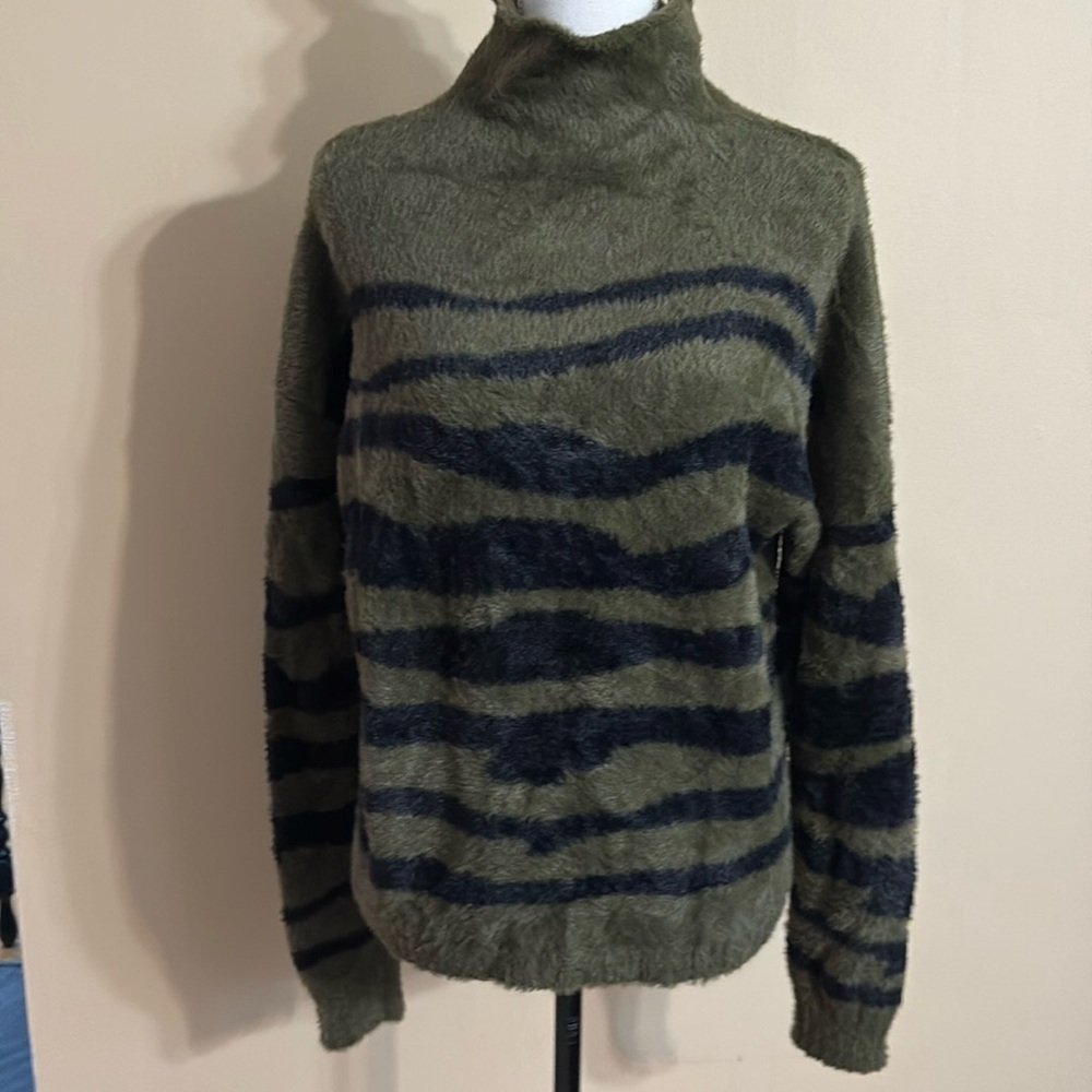 Bella Dahl Mock Neck Sweater. Large